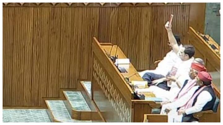 अखिलेश यादव ने अपने अयोध्या के सांसद अवधेश प्रसाद को भी आगे की सीट पर बिठाया.