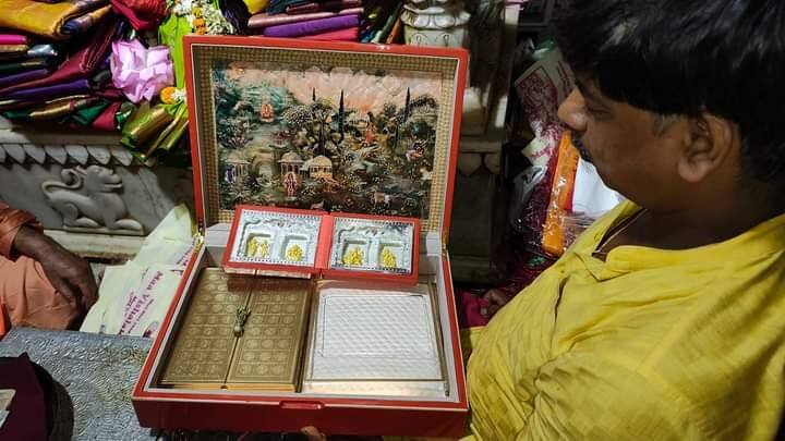 అంబానీల స్నేహితులు, కుటుంబ సభ్యుల కోసం ప్రీ-వెడ్డింగ్ వేడుకను మధ్యే నిర్వహించారు. ఇటలీ, ఫ్రాన్స్లలో జరిగిన నాలుగు రోజుల గాలాకు సెలబ్రిటీలంతా హాజరయ్యారు. గుజరాత్లోని జామ్నగర్లో మార్చిలో మొదటి ప్రీ వెడ్డింగ్ వేడుకలు చేశారు.