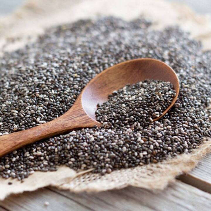 ਜੇਕਰ ਤੁਸੀਂ ਗਰਮੀਆਂ ਵਿੱਚ ਪੇਟ ਦੀ ਚੰਗੀ ਸਿਹਤ ਨੂੰ ਬਰਕਰਾਰ ਰੱਖਣਾ ਚਾਹੁੰਦੇ ਹੋ, ਤਾਂ ਚਿਆ ਦੇ ਬੀਜਾਂ ਨੂੰ ਆਪਣੀ ਖੁਰਾਕ ਦਾ ਹਿੱਸਾ ਬਣਾਓ, ਇਸ ਨਾਲ ਤੁਹਾਡੀ ਸਿਹਤ ਲਈ ਹੋਰ ਵੀ ਬਹੁਤ ਸਾਰੇ ਫਾਇਦੇ ਹੋਣਗੇ। ਫਾਈਬਰ ਤੋਂ ਇਲਾਵਾ, ਚਿਆ ਬੀਜਾਂ ਵਿੱਚ ਪ੍ਰੋਬਾਇਓਟਿਕਸ ਵੀ ਹੁੰਦੇ ਹਨ ਜੋ ਤੁਹਾਡੀ ਅੰਤੜੀਆਂ ਦੀ ਸਿਹਤ ਨੂੰ ਬਿਹਤਰ ਬਣਾਉਣ ਵਿੱਚ ਪ੍ਰਭਾਵਸ਼ਾਲੀ ਹੁੰਦੇ ਹਨ। ਤੁਸੀਂ ਚਿਆ ਦੇ ਬੀਜਾਂ ਨੂੰ ਪੀਣ ਵਾਲੇ ਪਦਾਰਥਾਂ ਜਾਂ ਸਮੂਦੀ ਆਦਿ ਵਿੱਚ ਮਿਲਾ ਕੇ ਖਾ ਸਕਦੇ ਹੋ।