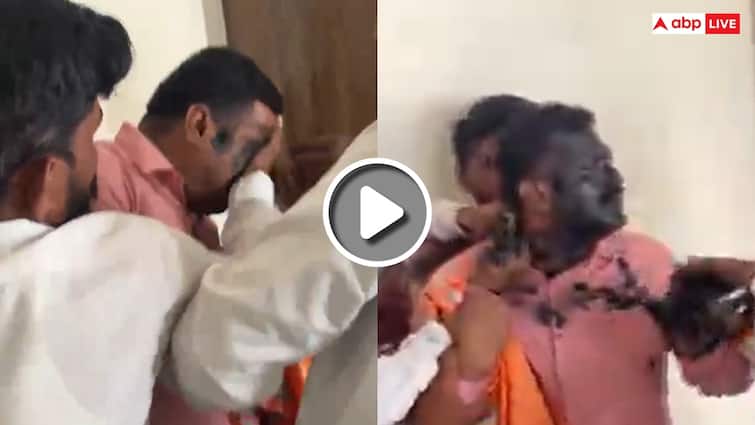 Video of Ramesh Tarak face being blackened goes viral Maratha Reservation Vs OBC in Maharashtra Video: मनोज जरांगे के पुराने साथी के चेहरे पर पोती गई कालिख, वायरल वीडियो, शख्स ने पहले स्वागत किया, और फिर...