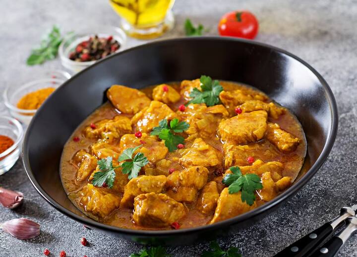 செய்முறை : அடுப்பில் கடாயை வைத்து அதில் எண்ணெய் ஊற்றி சூடானதும், சிக்கன் துண்டுகளை வறுத்து எடுத்து வைக்கவும்.