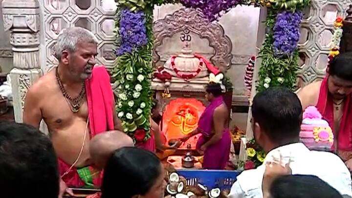 गाभाऱ्याला आकर्षक फुलांची आरास करण्यात आली आहे.