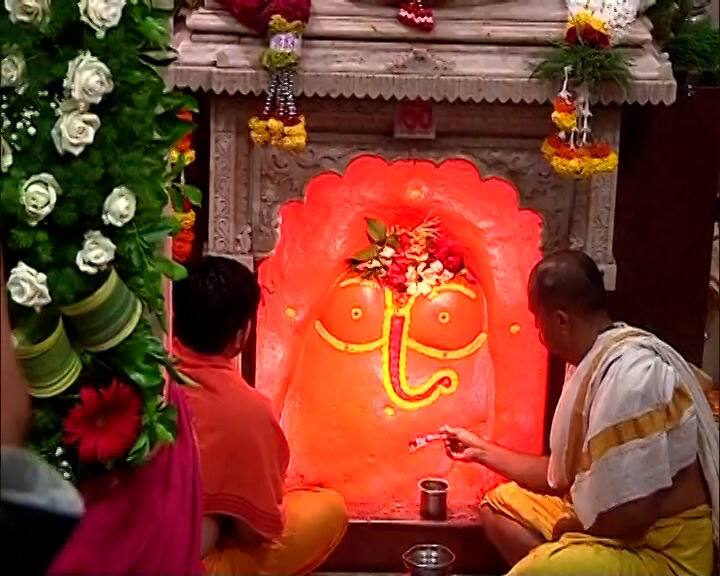 Angarki Chaturthi 2024 : अंगारकी संकष्टी चतुर्थीनिमित्त हजारो भाविक बाप्पाच्या दर्शनासाठी गणपतीपुळे मंदिरात आले आहेत. भर पावसात देखील दर्शनासाठी भाविकांच्या रांगा लागल्या आहेत.