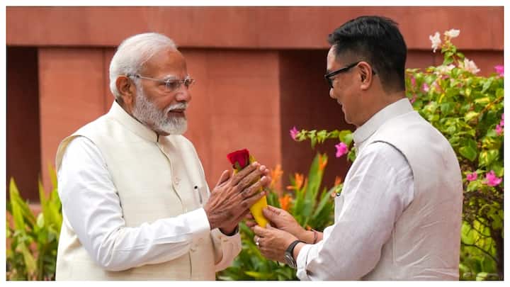 18वीं लोकसभा के पहले सत्र से पहले किरेन रिजिजू ने पीएम मोदी को गुलाब देकर उनका स्वागत किया.