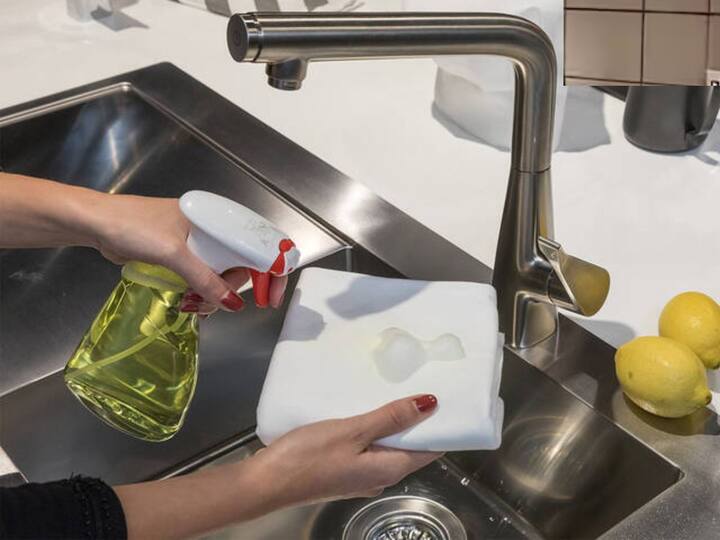 ਚਿਕਨਾਈ ਵਾਲੀਆਂ ਟੂਟੀਆਂ ਨੂੰ ਸਾਫ਼ ਕਰਨ ਲਈ ਬੇਕਿੰਗ ਸੋਡਾ ਪੇਸਟ ਵੀ ਕਾਰਗਰ ਸਾਬਤ ਹੋ ਸਕਦਾ ਹੈ। ਇਸ ਦੇ ਲਈ ਥੋੜ੍ਹੇ ਜਿਹੇ ਪਾਣੀ 'ਚ ਬੇਕਿੰਗ ਸੋਡਾ ਮਿਲਾ ਕੇ ਪੇਸਟ ਬਣਾ ਲਓ। ਤੁਹਾਨੂੰ ਇਸ ਪੇਸਟ ਨੂੰ ਗੰਦੇ ਟੂਟੀਆਂ 'ਤੇ ਲਗਾਉਣਾ ਹੋਵੇਗਾ ਅਤੇ ਉਨ੍ਹਾਂ ਨੂੰ ਬੁਰਸ਼ ਜਾਂ ਸਪੰਜ ਨਾਲ ਸਾਫ ਕਰਨਾ ਹੋਵੇਗਾ। ਇਸ ਨਾਲ ਟੂਟੀਆਂ ਚਮਕਦਾਰ ਹੋ ਜਾਣਗੀਆਂ।