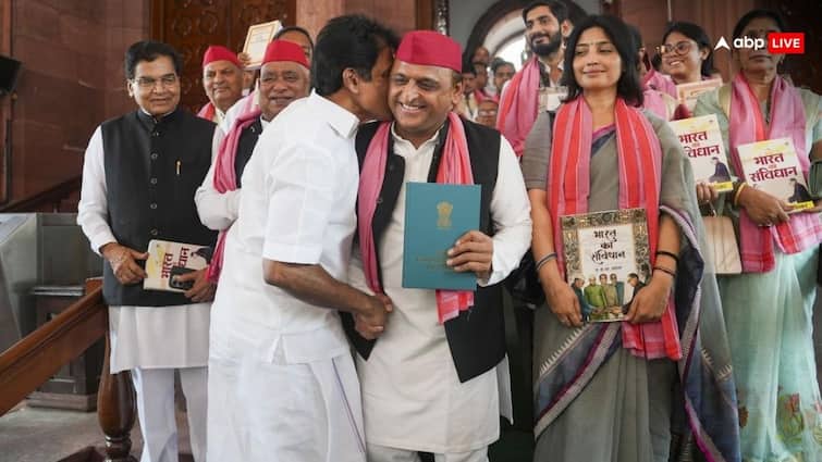Parliament Session akhilesh yadav dimple yadav laughing photos Akhilesh and Dimple Yadav Pic: संसद में अखिलेश ने ऐसा क्या कह दिया, खिलखिला पड़ीं डिंपल यादव, ये कांग्रेसी भी था वहां