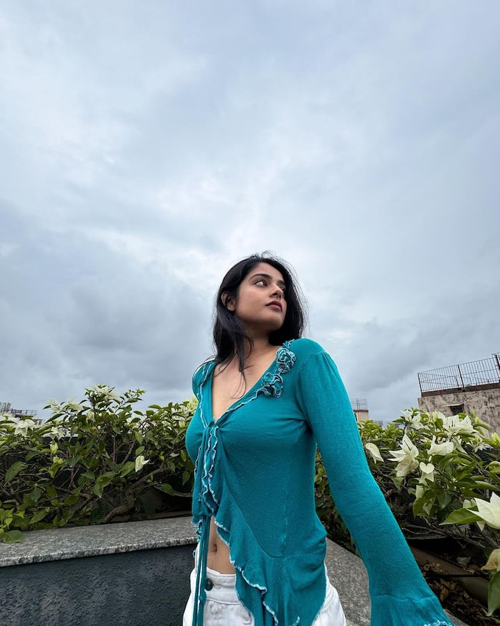 ప్రస్తుతం సౌత్ తో పాటు నార్త్ సినిమాల్లోనూ నటిస్తోంది. Photo Credit: Riddhi Kumar/Instagram