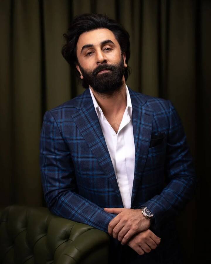 विरंदर ने आगे कहा कि, इसके बाद उस फोटोग्राफर ने किसी और से फोन लिया और मुझे फोन करके सारी बात बताई. फिर मैंने कहीं से रणबीर को नंबर निकाला और उनसे बात की. तब रणबीर थोड़े अलग मूड में थे. उन्होंने मुझसे बात की और काफी डांटा भी, तो मैंने उन्हें सॉरी बोला.