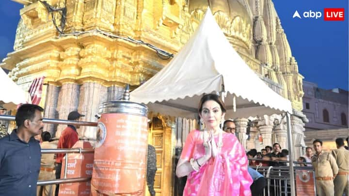 Nita Ambani Photos: सोमवार को रिलायंस फाउंडेशन की चेयरपर्सन और अरबपति कारोबारी मुकेश अंबानी की पत्नी नीता अंबानी ने वाराणसी पहुंचकर बाबा विश्वनाथ के दर्शन किए.