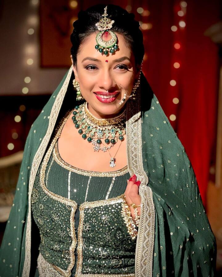 रुपाली गांगुली की हर एक अदा पर फैंस खूब प्यार लुटाते हैं. एक्टिंग से लेकर एक्ट्रेस की सिंपल-सादगी वाला व्यवहार सभी को खूब पसंद आता है. रुपाली गांगुली के फैंस उनके शोज का बहुत ही बेसब्री से इंतजार करते हैं.