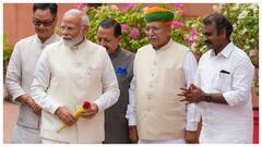 रिजिजू ने दिया पीएम मोदी को गुलाब, संविधान लिए राहुल-अखिलेश दिखे साथ, संसद के पहले दिन की खास तस्वीरें