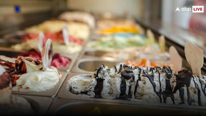 आइसक्रीम के साथ कभी भी स्मेल करने वाले खाद्य पदार्थ नहीं रखने चाहिए. इसकी वजह से न सिर्फ आइसक्रीम का टेस्ट खराब हो सकता है, बल्कि उसकी स्मेल पर भी असर पड़ सकता है.