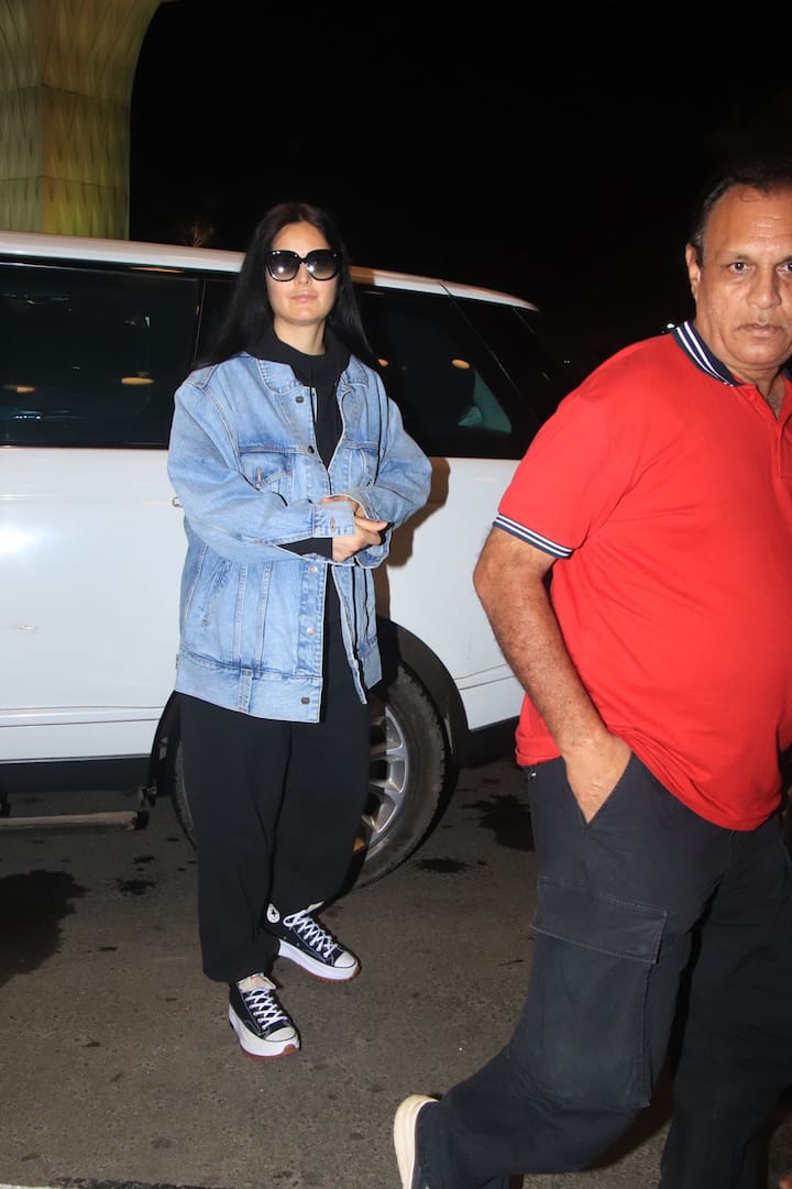तस्वीरों में कैटरीना कैफ को मुंबई एयरपोर्ट के बाहर अपनी कार से निकलते देखा जा सकता है.इस दौरान कैटरीना के लुक ने हर किसी का ध्यान खींचा