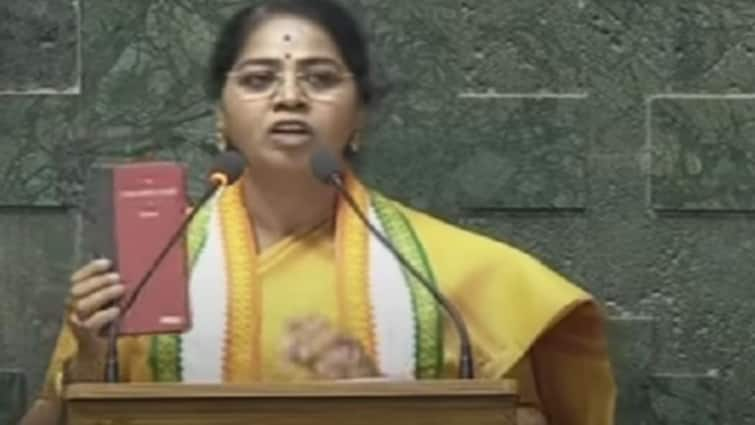 Sudha Ramakrishnan take oath as mp in Lok Sabha 2024 in the name of tamil god murugan Congress MP: 