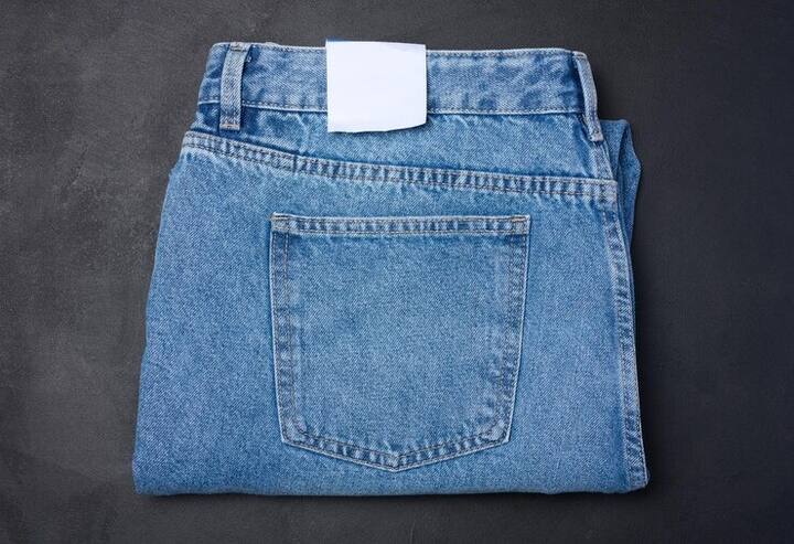 पुरानी जींस को इस पानी में 30 मिनट के लिए भिगो दें, इसके बाद इसे दो बार साफ पानी में धो लें.