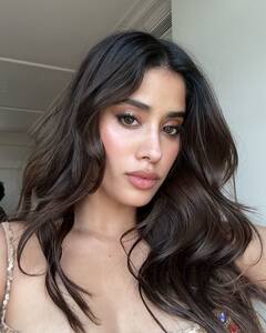 Janhvi Kapoor Photos : பிரான்ஸ் நாட்டின் ஃபேஷன் ஷோவில் கலந்து கொண்ட நடிகை ஜான்வி!