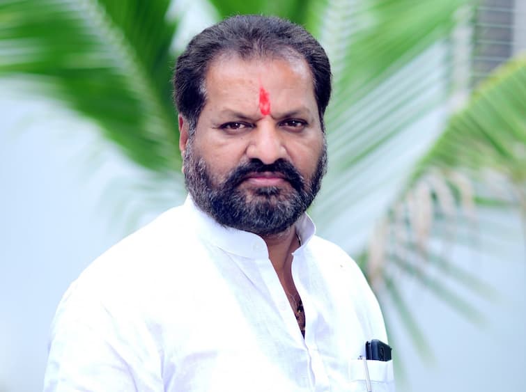 Lok Sabha Member Oath News Hingoli Shivsena Thackeray Group MP Nagesh Patil Ashtikar took retake oath  मोठी बातमी : शपथेवेळी बाळासाहेब ठाकरेंचं स्मरण, नागेश पाटील आष्टीकरांची शपथ संसदेत थांबवली!