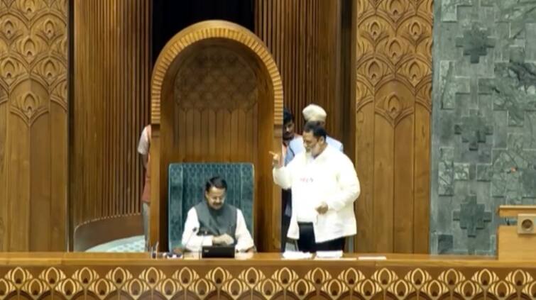 Pappu Yadav wears Re NEET T shirt while taking oath as mp in Lok Sabha Pappu Yadav: లోక్‌సభలో ఎంపీ ’నీట్’గా నిరసన, అధికార పక్షం మైండ్ బ్లాంక్ అయ్యేలా చేసిన పప్పు యాదవ్!