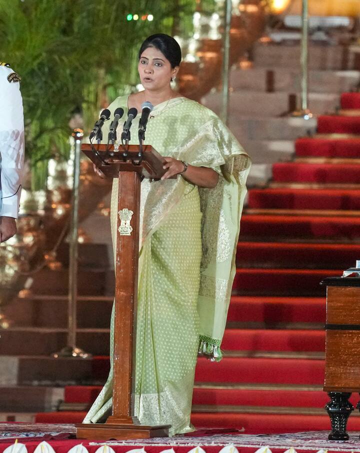ऐसे में हो सकता है कि अनुप्रिया पटेल की शपथ से पहले किसी ने उन्हें वहां से ग्रीट किया हो.