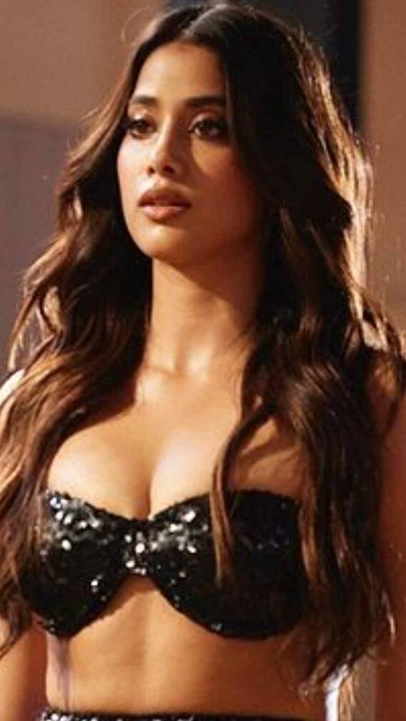 Paris Haute Couture Week में दिखा जाह्नवी कपूर का जलवा