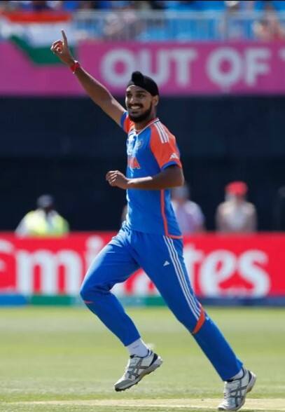 ਅਰਸ਼ਦੀਪ ਸਿੰਘ ਇਸ ਟੂਰਨਾਮੈਂਟ 'ਚ ਟੀਮ ਇੰਡੀਆ ਲਈ ਵਿਕਟਾਂ ਲੈ ਰਹੇ ਹਨ ਪਰ ਇਸ ਦੌਰਾਨ ਉਨ੍ਹਾਂ ਦੀ ਇਕਾਨਮੀ ਰੇਟ ਹੋਰ ਗੇਂਦਬਾਜ਼ਾਂ ਦੇ ਮੁਕਾਬਲੇ ਥੋੜ੍ਹਾ ਜ਼ਿਆਦਾ ਹੈ। ਇਸ ਕਾਰਨ ਹੁਣ ਅਰਸ਼ਦੀਪ ਸਿੰਘ ਨੂੰ ਬਾਹਰ ਕਰਨ ਬਾਰੇ ਵੀ ਵਿਚਾਰ ਕੀਤਾ ਜਾ ਸਕਦਾ ਹੈ। ਇਹ ਖਬਰ ਸੁਣ ਕੇ ਸਾਰੇ ਸਮਰਥਕ ਕਾਫੀ ਨਿਰਾਸ਼ ਹੋ ਗਏ ਹਨ ਅਤੇ ਉਹ ਹਰ ਕਿਸੇ ਤੋਂ ਮੰਗ ਕਰ ਰਹੇ ਹਨ ਕਿ ਅਰਸ਼ਦੀਪ ਸਿੰਘ ਨੂੰ ਟੀਮ ਇੰਡੀਆ ਤੋਂ ਬਾਹਰ ਨਾ ਕੀਤਾ ਜਾਵੇ।