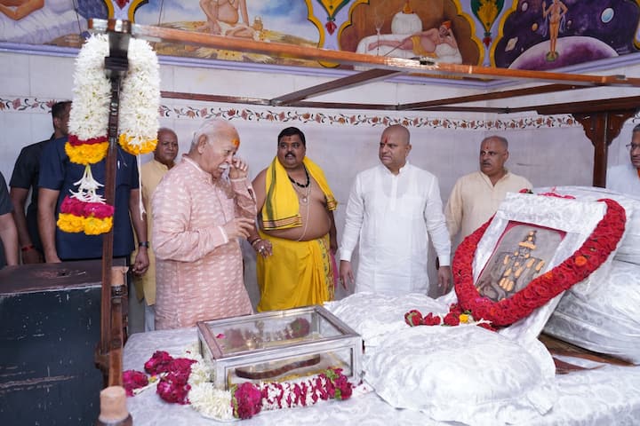 राष्ट्रीय स्वयंसेवक संघाचे सारसंघचालक मोहन भागवत यांनी श्री स्वामी समर्थांचे दर्शन घेतले.