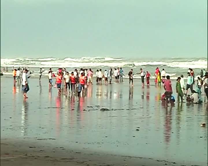 समुद्रकिनारी अगदी सकाळपासूनच भाविकांनी फुलले आहेत.