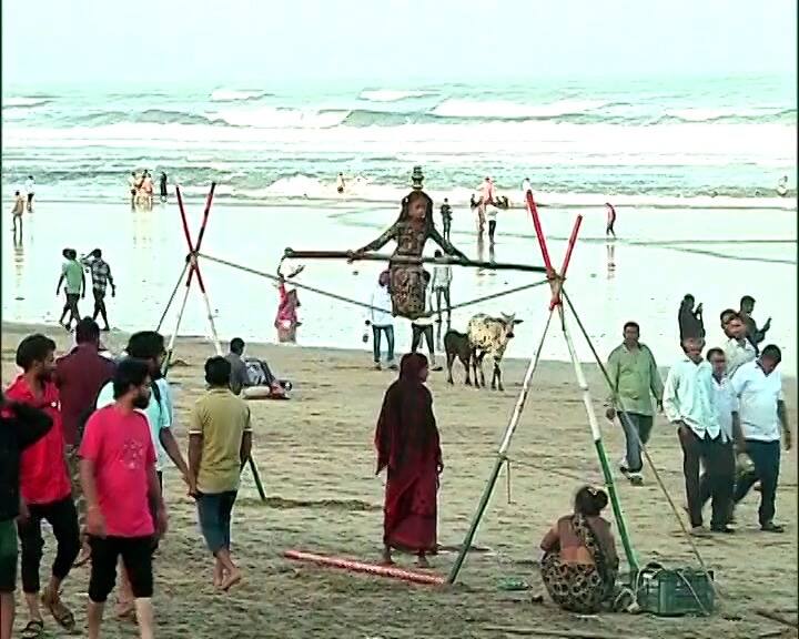 पहाटेपासून वातावरण प्रसन्न झालं आहे.