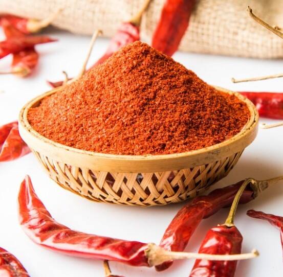 ਇਕ ਗਲਾਸ ਪਾਣੀ ਲਓ ਅਤੇ ਉਸ ਵਿਚ ਇਕ ਚਮਚ ਲਾਲ ਮਿਰਚ ਪਾਊਡਰ ਪਾਓ। ਕੁਝ ਦੇਰ ਬਾਅਦ ਪਾਣੀ ਵਿੱਚ ਘੋਲਿਆ ਹੋਇਆ ਪਾਊਡਰ ਰਗੜੋ। ਰਗੜਨ ਤੋਂ ਬਾਅਦ ਜੇਕਰ ਤੁਹਾਨੂੰ ਕਿਰਕਲ ਮਹਿਸੂਸ ਹੁੰਦੀ ਹੈ ਤਾਂ ਇਸ 'ਚ ਇੱਟ ਜਾਂ ਰੇਤ ਮਿਲਾ ਦਿਓ। ਜੇਕਰ ਇਹ ਮੁਲਾਇਮ ਦਿਖਾਈ ਦਿੰਦਾ ਹੈ ਤਾਂ ਇਸ ਵਿੱਚ ਸਾਬਣ ਪੱਥਰ ਮਿਲਾਇਆ ਜਾਂਦਾ ਹੈ।