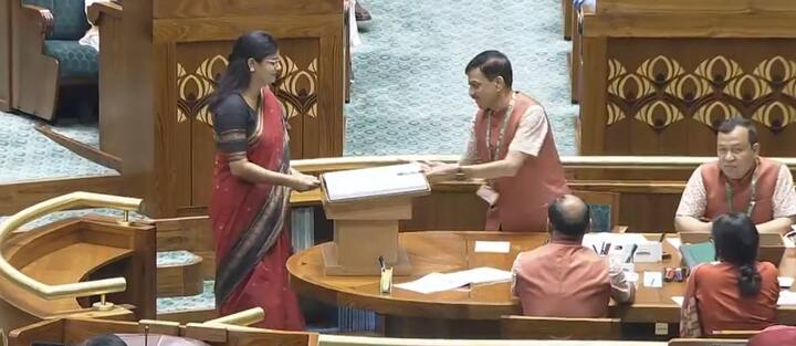 ऐसा इसलिए क्योंकि अखिलेश के ठीक पीछे वाली कतार में कुछ महिला सांसद भी बैठी थीं.