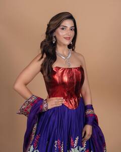 Mehreen Pirzada : చూపుతిప్పుకొనివని పంజాబ్ బ్యూటీ.. గ్లామరస్ ఫొటోస్ షేర్ చేసిన మెహ్రీన్ పిర్జాదా