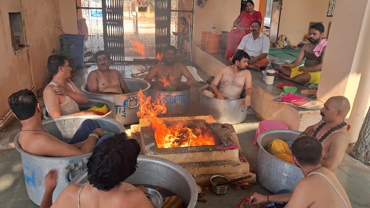 Dungarpur Weather Update pandits performed prajanya yagya for rain by sitting in water pots ANN Dungarpur Weather: डूंगरपुर में बारिश के लिए पंडितों का जतन, पानी भरे तपेले में बैठकर किया यज्ञ