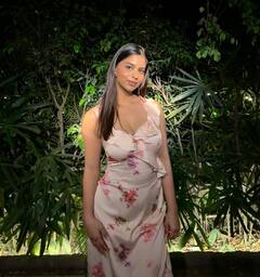 केसांमध्ये फुले, निळा डेनिम ड्रेस, ट्रेंच कोट... सुहाना खानला पाहून चाहत्यांना K3G ची 'पू' आठवली..