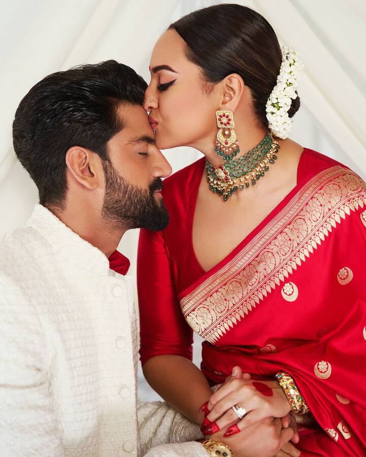 इन तस्वीरों में सोनाक्षी और जहीर दोनों ही रिसेप्शन वाले लुक में नजर आए. सोनाक्षी इस लाल साड़ी के साथ मांग में सिंदूर लगाए बेहद खूबसूरत दुल्हन लग रही हैं.