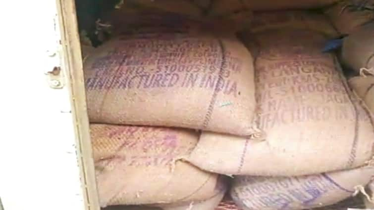 Is ration rice being smuggled in bundles in Madurai Social activists request to conduct an investigation மதுரையில் மூட்டை, மூட்டையாக ரேஷன் அரிசிக் கடத்தல்? விசாரணைக்கு வலியுறுத்தும் சமூக ஆர்வலர்கள்