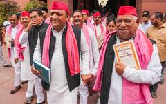 डिंपल यादव के सामने अखिलेश संग ये क्या करने लगे कांग्रेसी MP? संसद के बाहर का फोटो वायरल