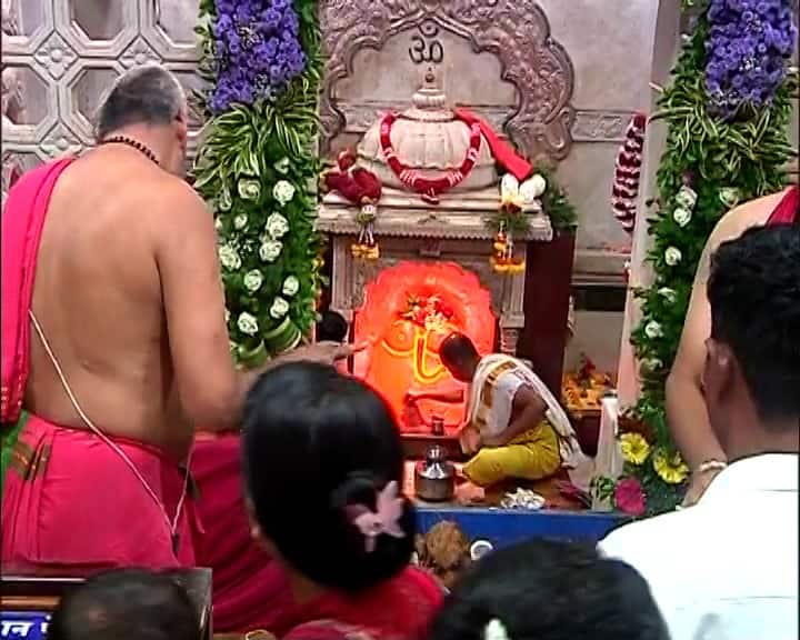 अंगारकी चतुर्थी निमित्त पुण्यातील दगडूशेठ मंदिरात भाविकांनी मोठी गर्दी केली आहे.