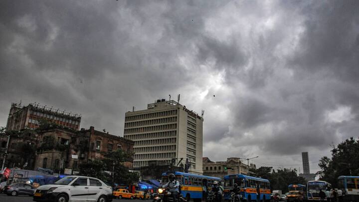 ভারী বৃষ্টির পূর্বাভাস শনিবার সকাল পর্যন্ত রয়েছে দক্ষিণবঙ্গের উত্তর ও দক্ষিণ ২৪ পরগনা এবং পূর্ব মেদিনীপুর জেলায়।(ছবি সৌজন্য-পিটিআই)