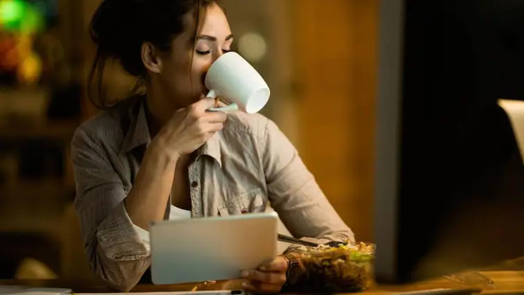 'Coffee' is beneficial for people who sit and work for hours, the risk of death is reduced read article in Gujarati કલાકો સુધી બેસીને કામ કરવા વાળા લોકો માટે ફાયદાકારક છે 'કોફી', મૃત્યુ નું જોખમ થાય છે ઓછું એક સ્ટડી માં થયો ખુલાસો