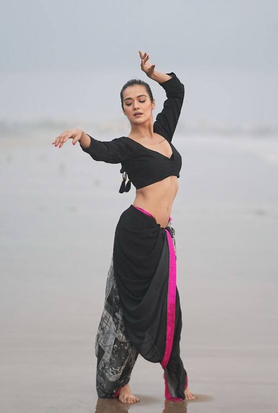 ટીવી સ્ટાર આરાધના શર્માનો ગ્લેમરસ એન્ડ સિઝલિંગ લૂક