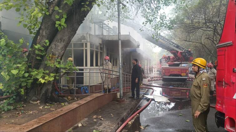 Delhi Safdarjung Hospital Fire broke out at Old Emergency Building Fire Services Safdarjung Hospital Fire: दिल्ली के सफदरजंग अस्पताल में लगी आग, मौके पर दमकल की कई गाड़ियां