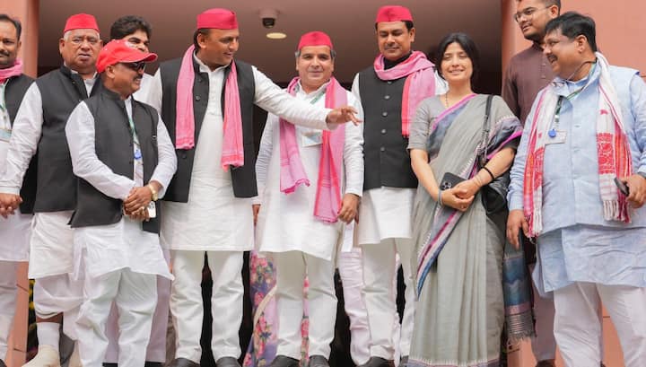18वीं लोकसभा के पहले दिन समाजवादी पार्टी के नेता अखिलेश यादव और डिंपल यादव चर्चा का केंद्र रहे. अखिलेश और डिंपल, इकलौते दंपति हैं जो एक साथ संसद में हैं.