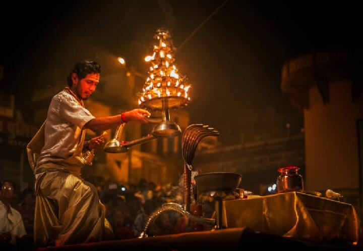 इस पैकेज में आपको एसी और नॉन एसी रूम्स में ठहरने का मौका मिल रहा है. इसमें आपको ब्रेकफास्ट, लंच और डिनर तीनों की सुविधा मिल रही है. इस टूर के दौरान आईआरसीटीसी टूर मैनेजर भी मौजूद रहेंगे.
