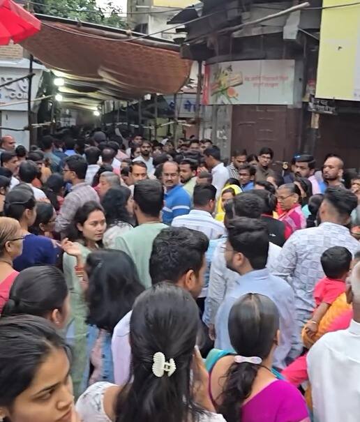 मंदिरात केलेल्या मनमोहक सजावटीचं दृश्य डोळ्यात साठवण्यासाठी शेकडो गणेशभक्तांची रेलचेल आताही सुरू आहे.