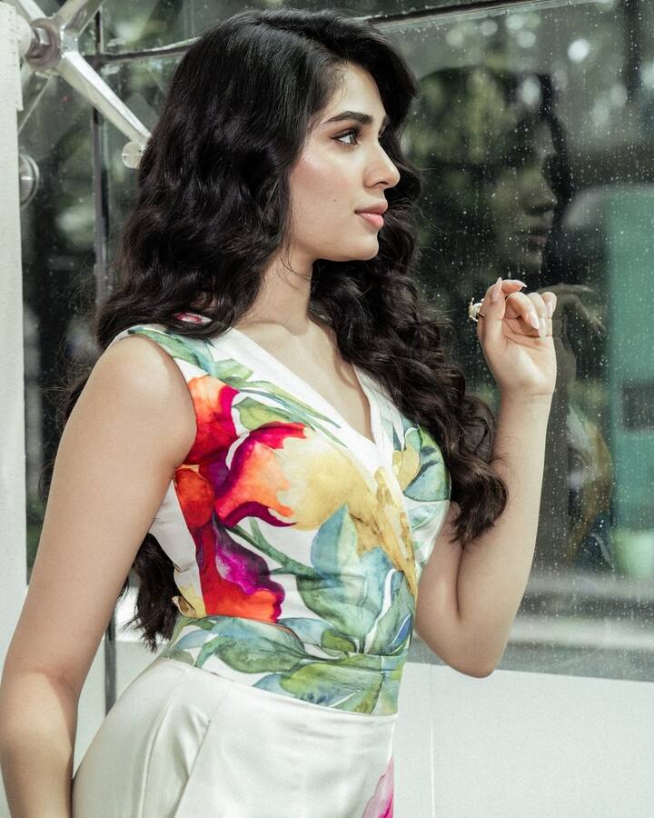 Krithi Shetty Latest Photos: 'మనమే' సినిమాతో సూపర్‌ హిట్‌ అందుకుంది 'ఉప్పెన' బ్యూటీ కృతి శెట్టి. ఇందులో శర్వానంద్‌ జతకట్టిన సందడి చేసింది.