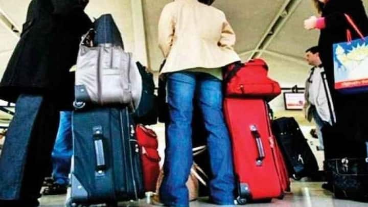 पहले दिल्ली मेट्रो में यात्रियों को 15 किलो ग्राम तक सामान ले जाने की अनुमति थी. लेकिन अब इस लिमिट को बढ़ाकर 25 किलो ग्राम कर दिया है.