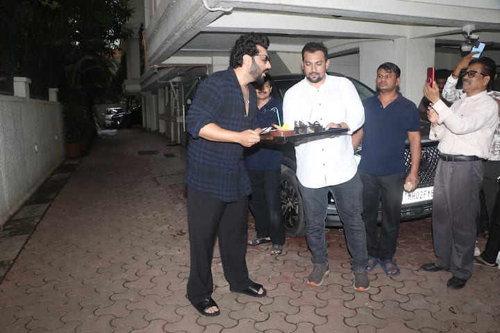 अभिनेता ने अपने जन्मदिन पर पापा के साथ केक काटकर उनका जन्मदिन भी मनाया।