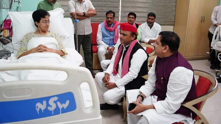 Atishi Health Update SP Chief Akhilesh Yadav will go to LNJP hospital to meet Delhi minister is admitted in ICU Atishi Health: आतिशी से LNJP अस्पताल में मिले अखिलेश यादव, ICU में भर्ती हैं दिल्ली की जल मंत्री