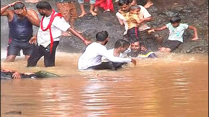 गेल्या काही दिवसांपासून जिल्ह्याच्या पश्चिम घाटमाथ्यावरती जोरदार पाऊस पडत आहे. परिणामी पावसाळी पर्यटनाचा आकर्षण असणारा कोल्हापूरच्या राधानगरी तालुक्यातील राऊतवाडी धबधबा चांगलाच वाहू लागलाय.