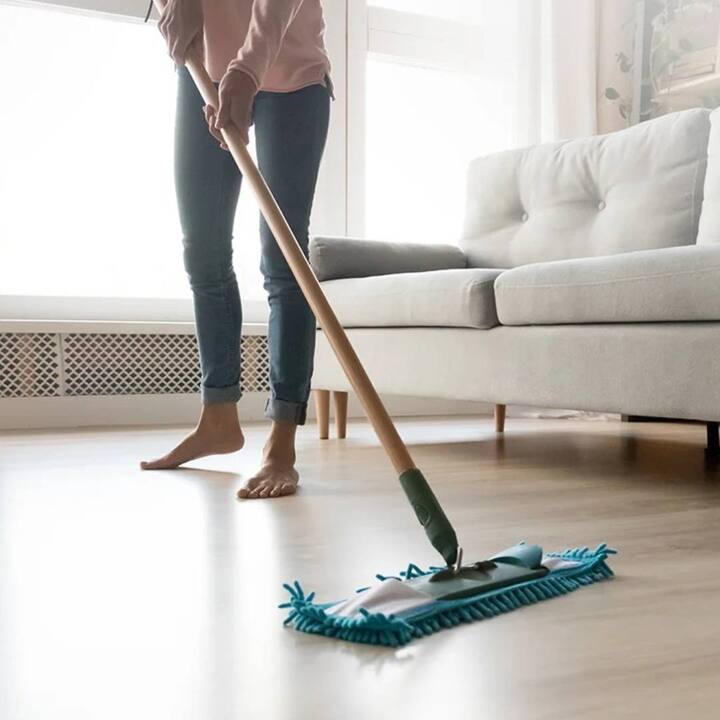 ਘਰ ਵਿੱਚ ਧੁੱਪ ਅਤੇ ਹਵਾ ਠੀਕ ਨਾ ਹੋਣ ਕਾਰਨ ਕਈ ਵਾਰ ਗਿੱਲੀ ਜਾਂ ਪੁਰਾਣੀਆਂ ਚੀਜ਼ਾਂ ਤੋਂ ਅਜੀਬ ਬਦਬੂ ਆਉਣ ਲੱਗਦੀ ਹੈ। ਇਸ ਤੋਂ ਇਲਾਵਾ ਕਈ ਵਾਰ ਮੂਡ ਨੂੰ ਤਰੋਤਾਜ਼ਾ ਬਣਾਉਣ ਲਈ ਘਰ 'ਚ ਖੁਸ਼ਬੂ ਦਾ ਹੋਣਾ ਬਹੁਤ ਜ਼ਰੂਰੀ ਹੁੰਦਾ ਹੈ। ਤਾਂ ਆਓ ਜਾਣਦੇ ਹਾਂ ਕਿ ਤੁਸੀਂ ਆਪਣੇ ਘਰ ਨੂੰ ਖੁਸ਼ਬੂਦਾਰ ਬਣਾਉਣ ਲਈ ਮੋਪ ਵਾਟਰ ਵਿੱਚ ਕਿਹੜੀਆਂ ਚੀਜ਼ਾਂ ਮਿਲਾ ਸਕਦੇ ਹੋ।